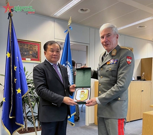 Thượng tướng Hoàng Xuân Chiến thăm, làm việc với Ủy ban Quân sự EU